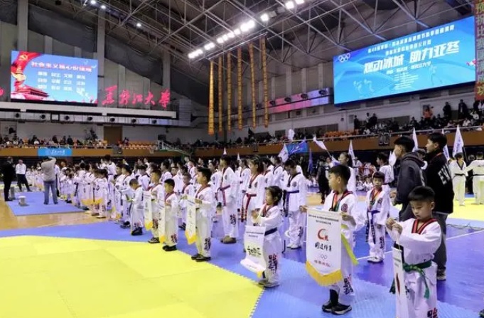 中国哈尔滨国际冰雪节举办的第40届跆拳道邀请赛比赛异常激烈